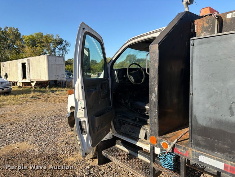 image for item ER3463 2006 GMC C5500 flatbed truck