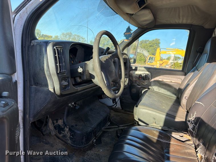 image for item ER3463 2006 GMC C5500 flatbed truck