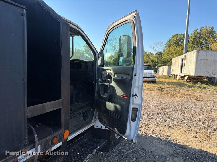 image for item ER3463 2006 GMC C5500 flatbed truck