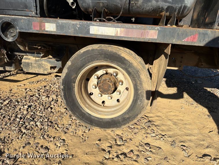 image for item ER3463 2006 GMC C5500 flatbed truck