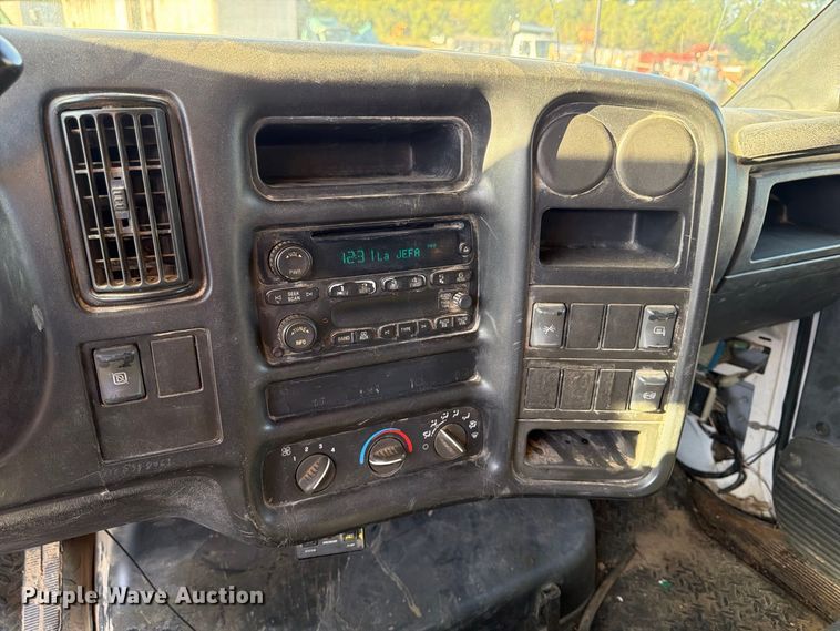 image for item ER3463 2006 GMC C5500 flatbed truck