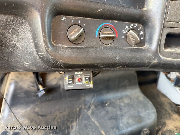 image for item ER3463 2006 GMC C5500 flatbed truck