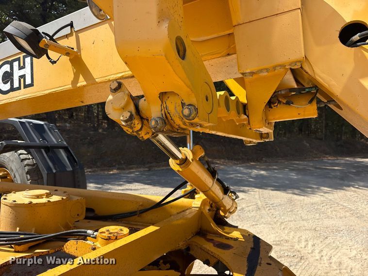 image for item ES8141 1999 John Deere 770CH motor grader