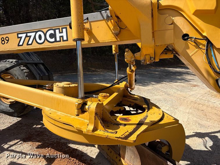 image for item ES8141 1999 John Deere 770CH motor grader