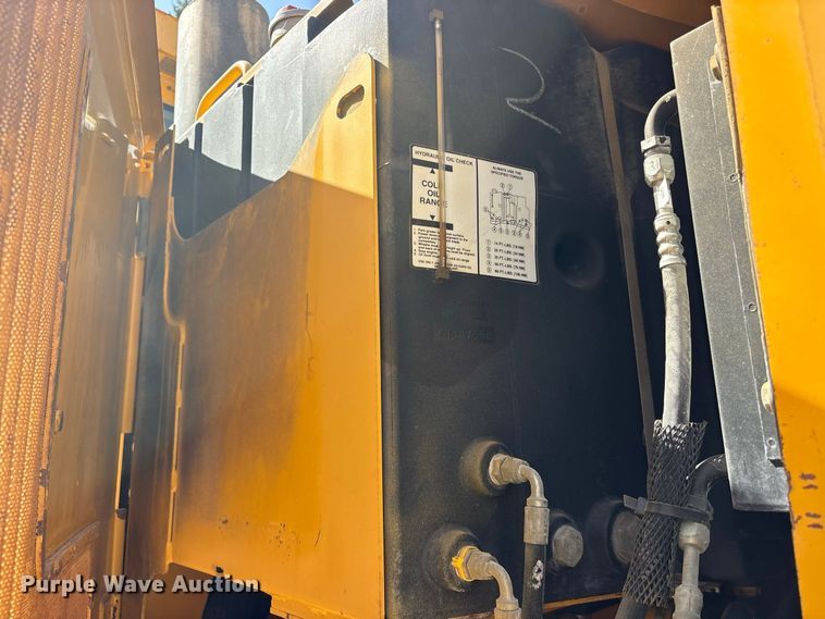 image for item ES8141 1999 John Deere 770CH motor grader