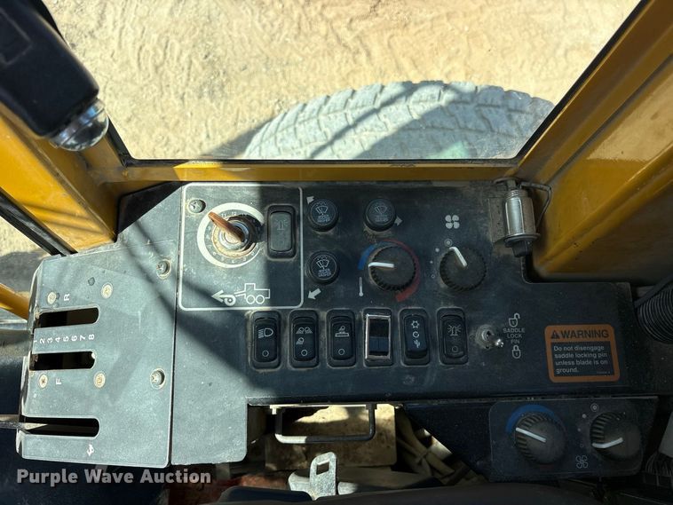 image for item ES8141 1999 John Deere 770CH motor grader