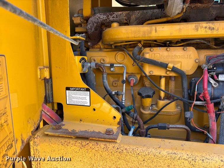 image for item ES8141 1999 John Deere 770CH motor grader