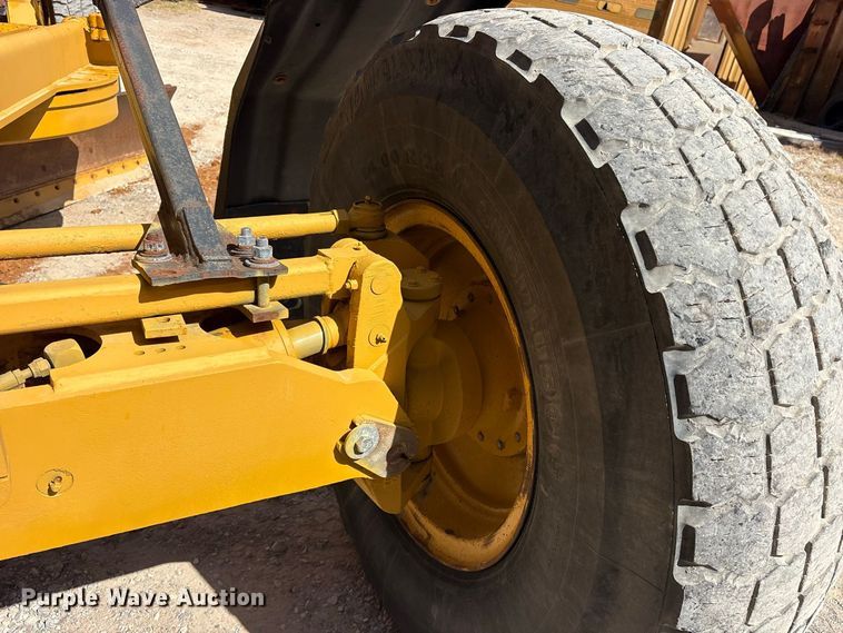 image for item ES8141 1999 John Deere 770CH motor grader