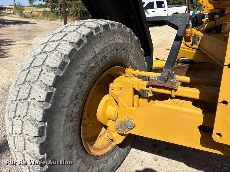 image for item ES8141 1999 John Deere 770CH motor grader