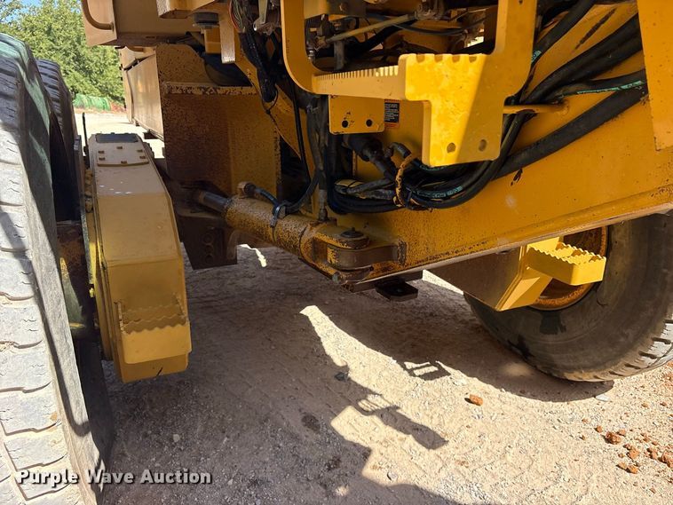 image for item ES8141 1999 John Deere 770CH motor grader