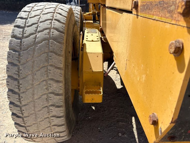 image for item ES8141 1999 John Deere 770CH motor grader