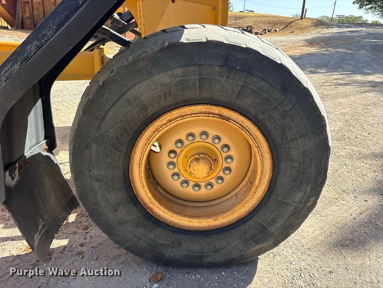 image for item ES8141 1999 John Deere 770CH motor grader