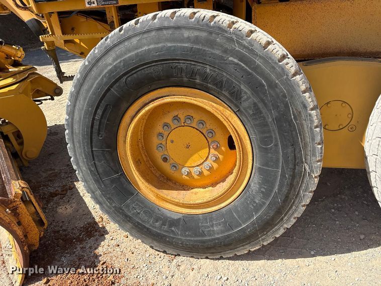 image for item ES8141 1999 John Deere 770CH motor grader