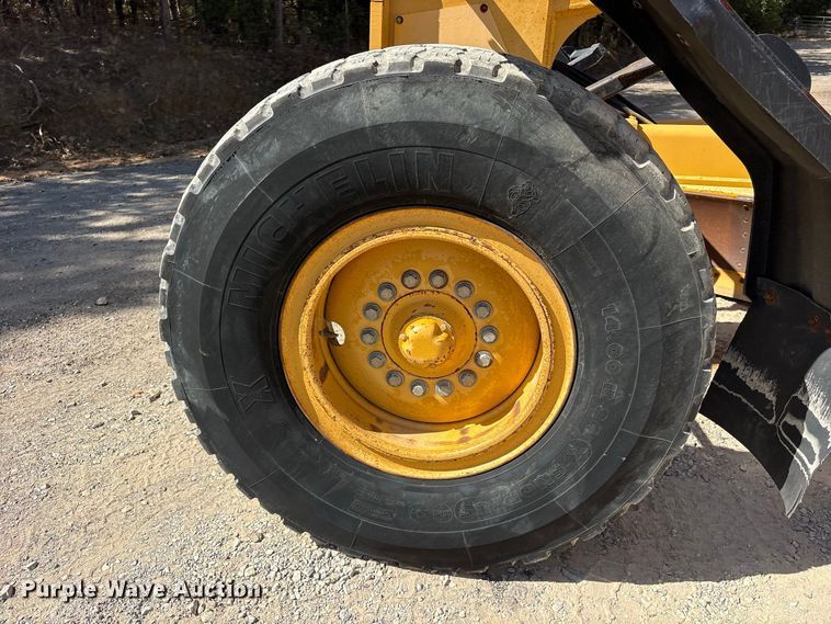 image for item ES8141 1999 John Deere 770CH motor grader