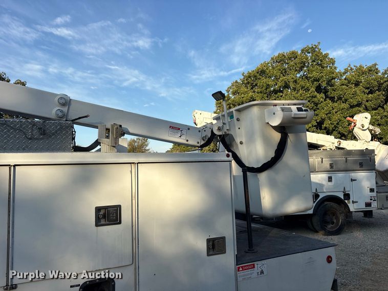 image for item ES8181 2012 Ford F550 Super Duty bucket truck