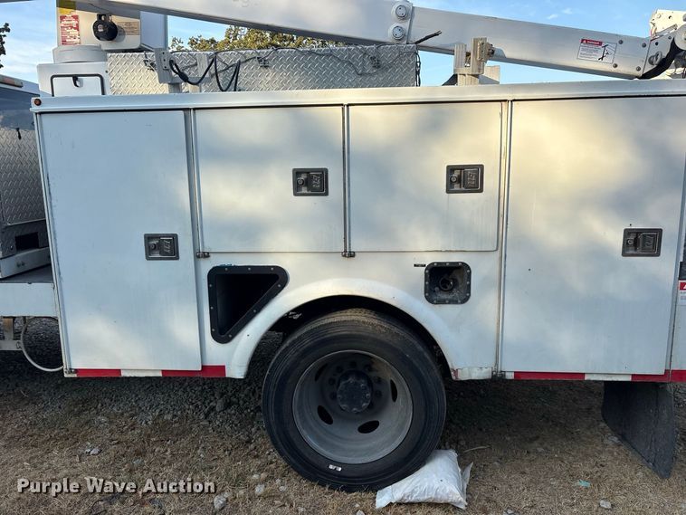 image for item ES8181 2012 Ford F550 Super Duty bucket truck