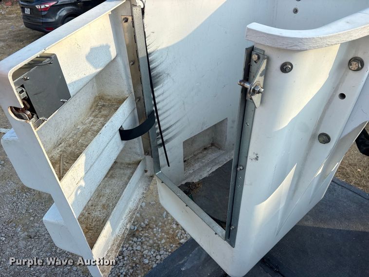 image for item ES8181 2012 Ford F550 Super Duty bucket truck