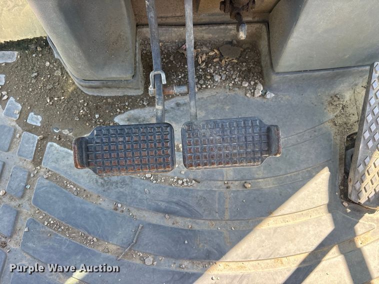 image for item ES8216 1999 New Holland 655E backhoe