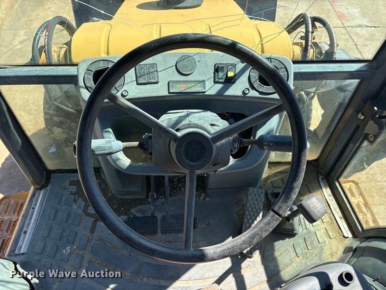 image for item ES8216 1999 New Holland 655E backhoe