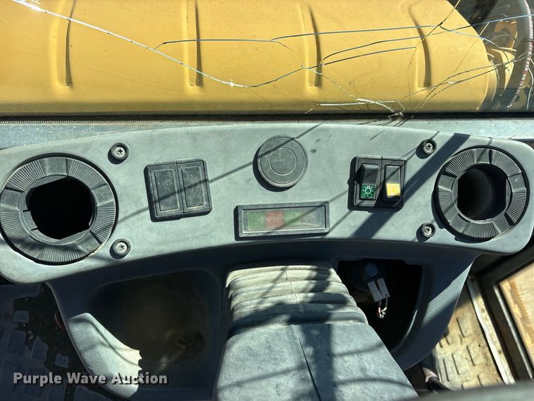image for item ES8216 1999 New Holland 655E backhoe