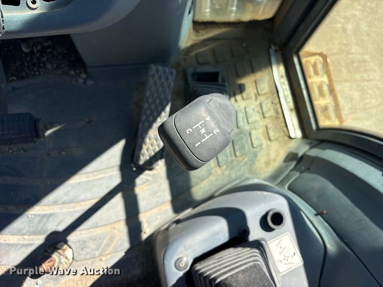 image for item ES8216 1999 New Holland 655E backhoe