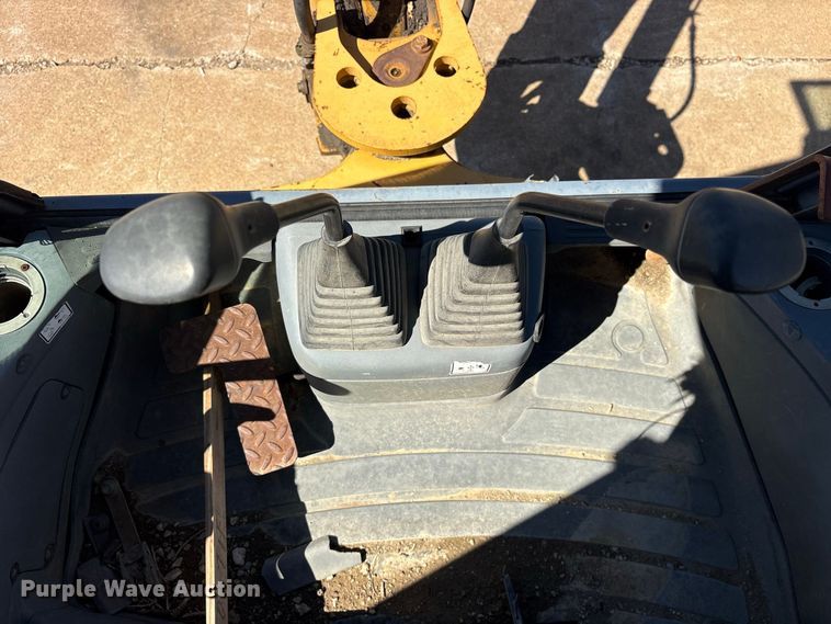 image for item ES8216 1999 New Holland 655E backhoe