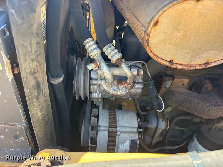 image for item ES8216 1999 New Holland 655E backhoe