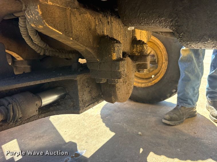 image for item ES8216 1999 New Holland 655E backhoe