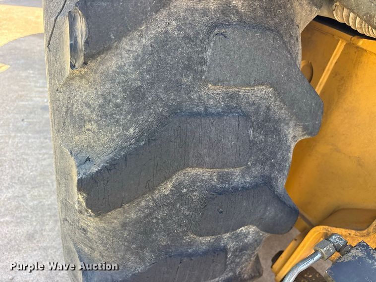 image for item ES8216 1999 New Holland 655E backhoe