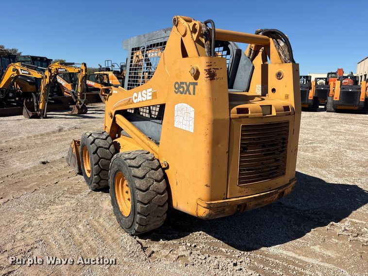 image for item ES8218 1998 Case 95XT skid steer loader