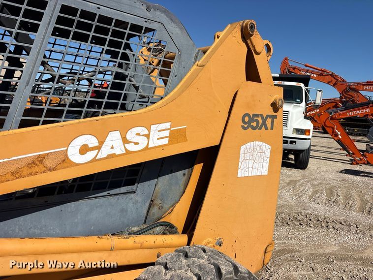 image for item ES8218 1998 Case 95XT skid steer loader