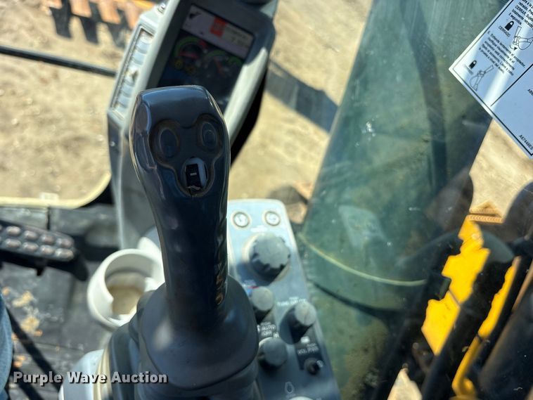 image for item ES8219 2017 John Deere 470G LC excavator