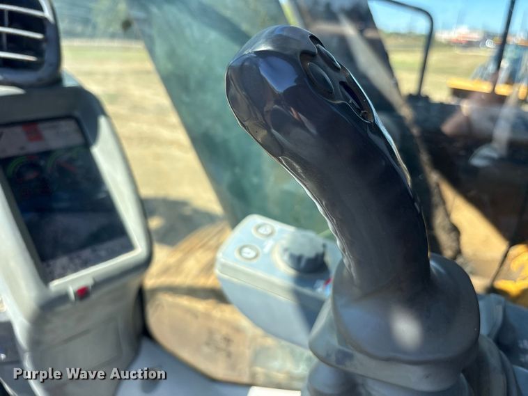 image for item ES8219 2017 John Deere 470G LC excavator