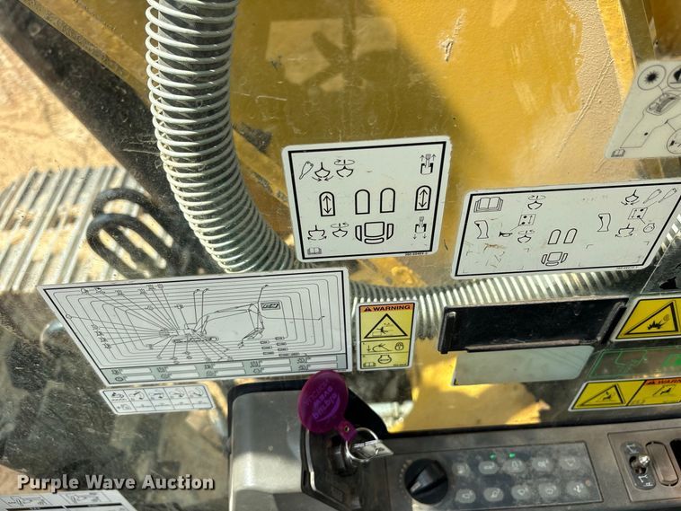 image for item ES8288 2015 Caterpillar 323F L excavator