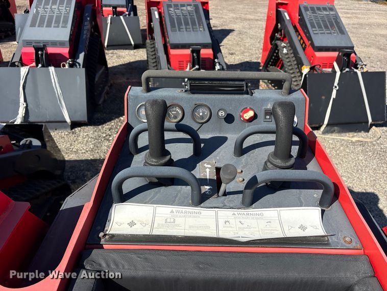 image for item ES8353 2024 Erie SCL850 compact utility loader