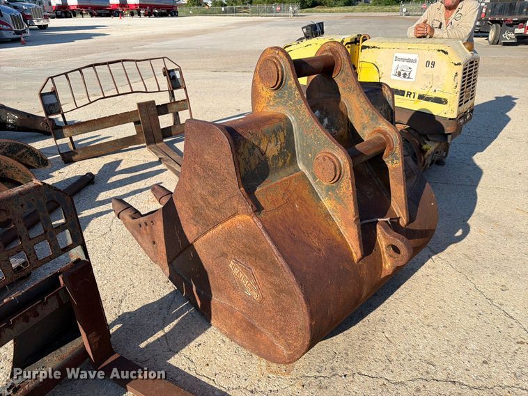 image for item EU0895 Excavator bucket