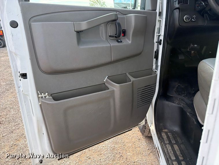 image for item FB5208 2016 Chevrolet Express 3500 utility van