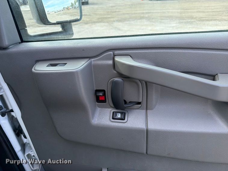image for item FB5208 2016 Chevrolet Express 3500 utility van