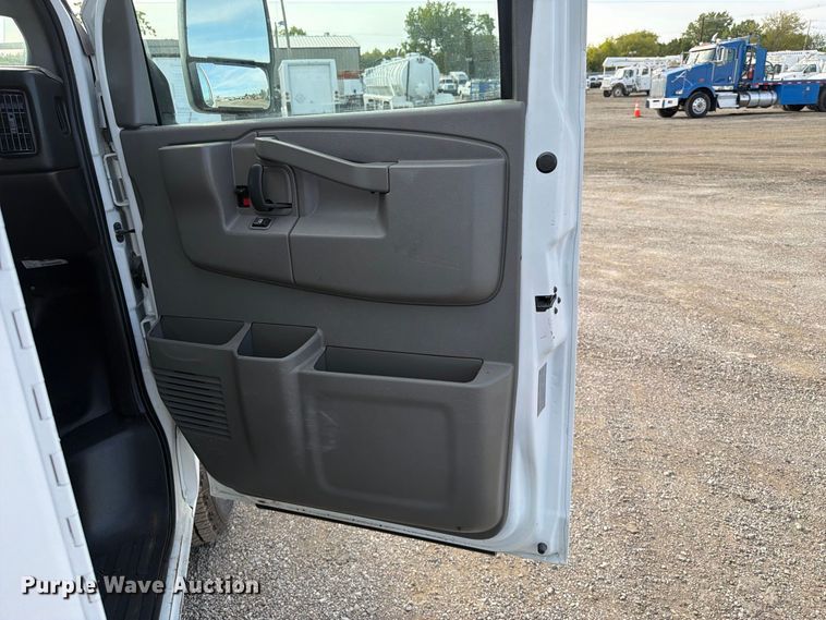 image for item FB5208 2016 Chevrolet Express 3500 utility van