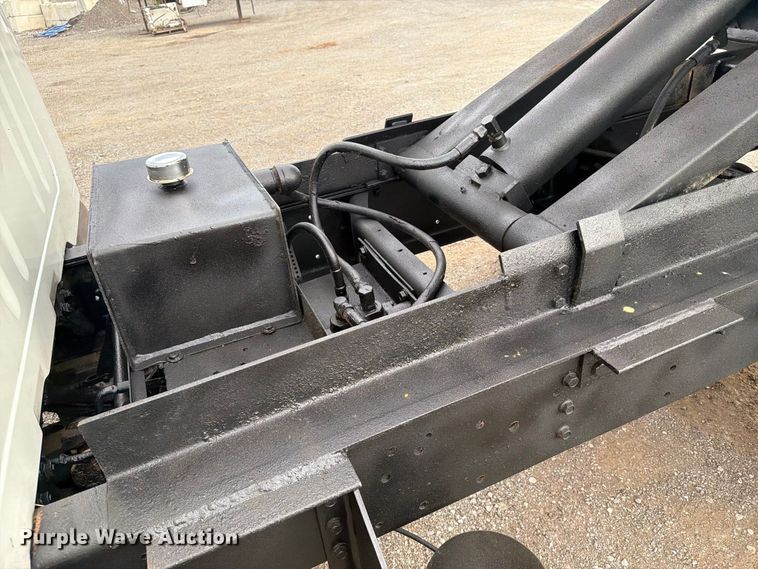 image for item FB5213 1990 International 4700 dump truck