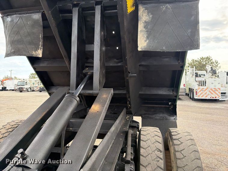 image for item FB5213 1990 International 4700 dump truck