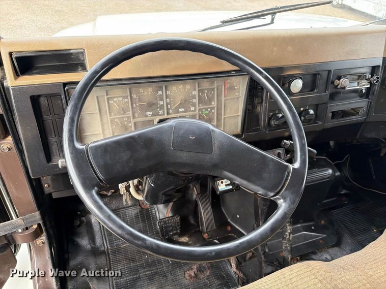 image for item FB5213 1990 International 4700 dump truck