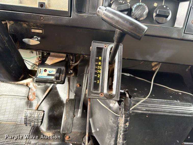 image for item FB5213 1990 International 4700 dump truck