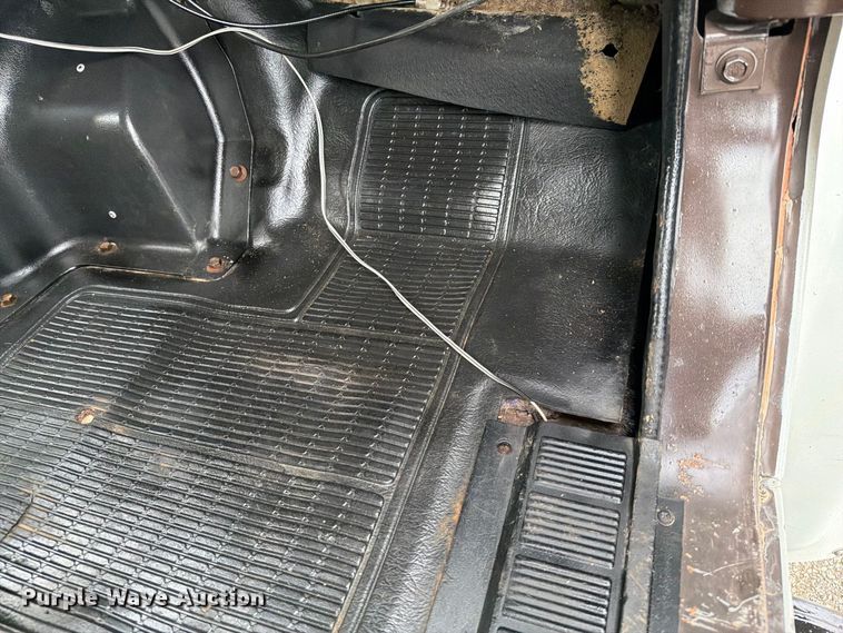 image for item FB5213 1990 International 4700 dump truck
