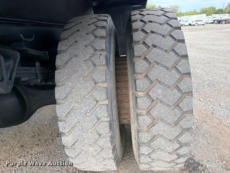 image for item FB5213 1990 International 4700 dump truck