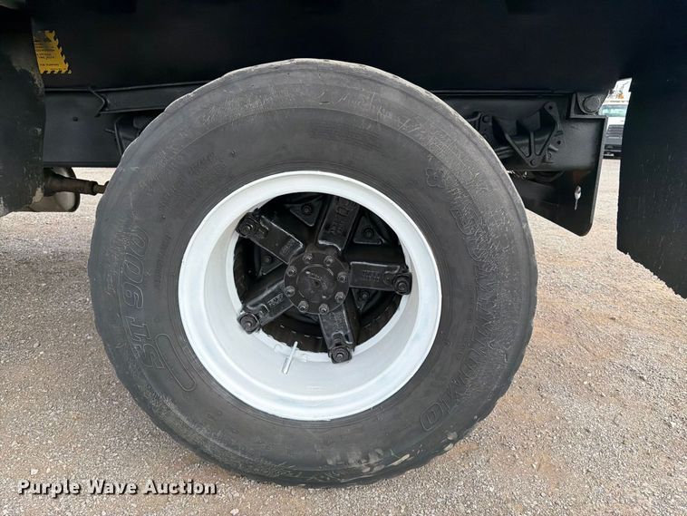 image for item FB5213 1990 International 4700 dump truck