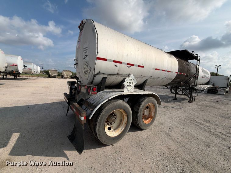 image for item FB8360 2002 Etnyre asphalt trailer