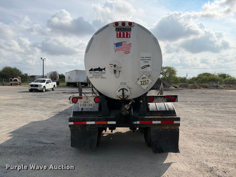 image for item FB8360 2002 Etnyre asphalt trailer