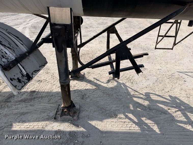 image for item FB8360 2002 Etnyre asphalt trailer