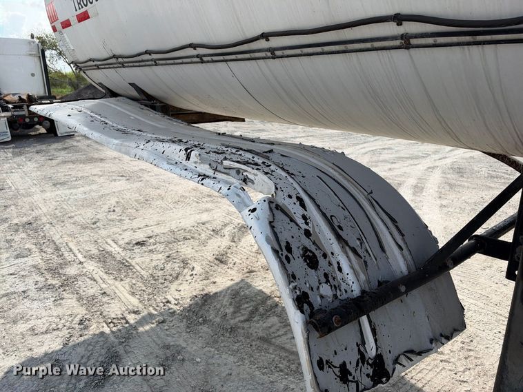 image for item FB8360 2002 Etnyre asphalt trailer